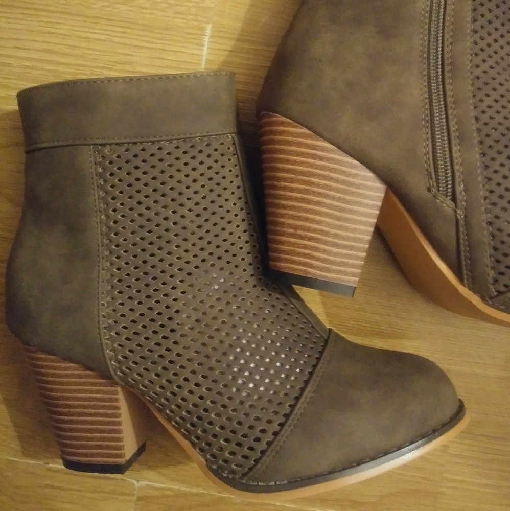 šNUBUCK PERFORATED WOMEN'S BOOTIE - Picture 7 of 8